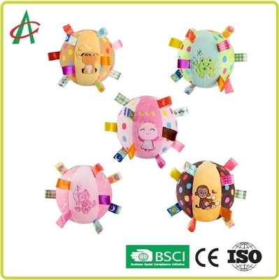 6 pouces de bébé de hochet de peluche, boule multicolore de hochet d'étiquette