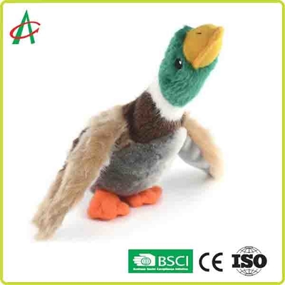 petit chiot de 28cm faisant ses dents des jouets avec un grand Squeaker