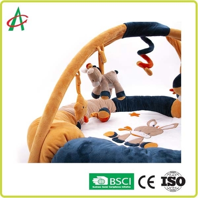 Le gymnase libre AZOÏQUE de bébé de tissu de boa jouent des jouets de Mat With Mini Plush Animal