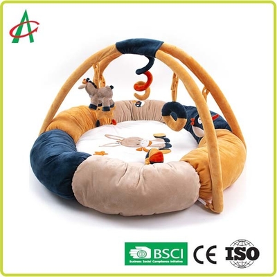 Le gymnase libre AZOÏQUE de bébé de tissu de boa jouent des jouets de Mat With Mini Plush Animal